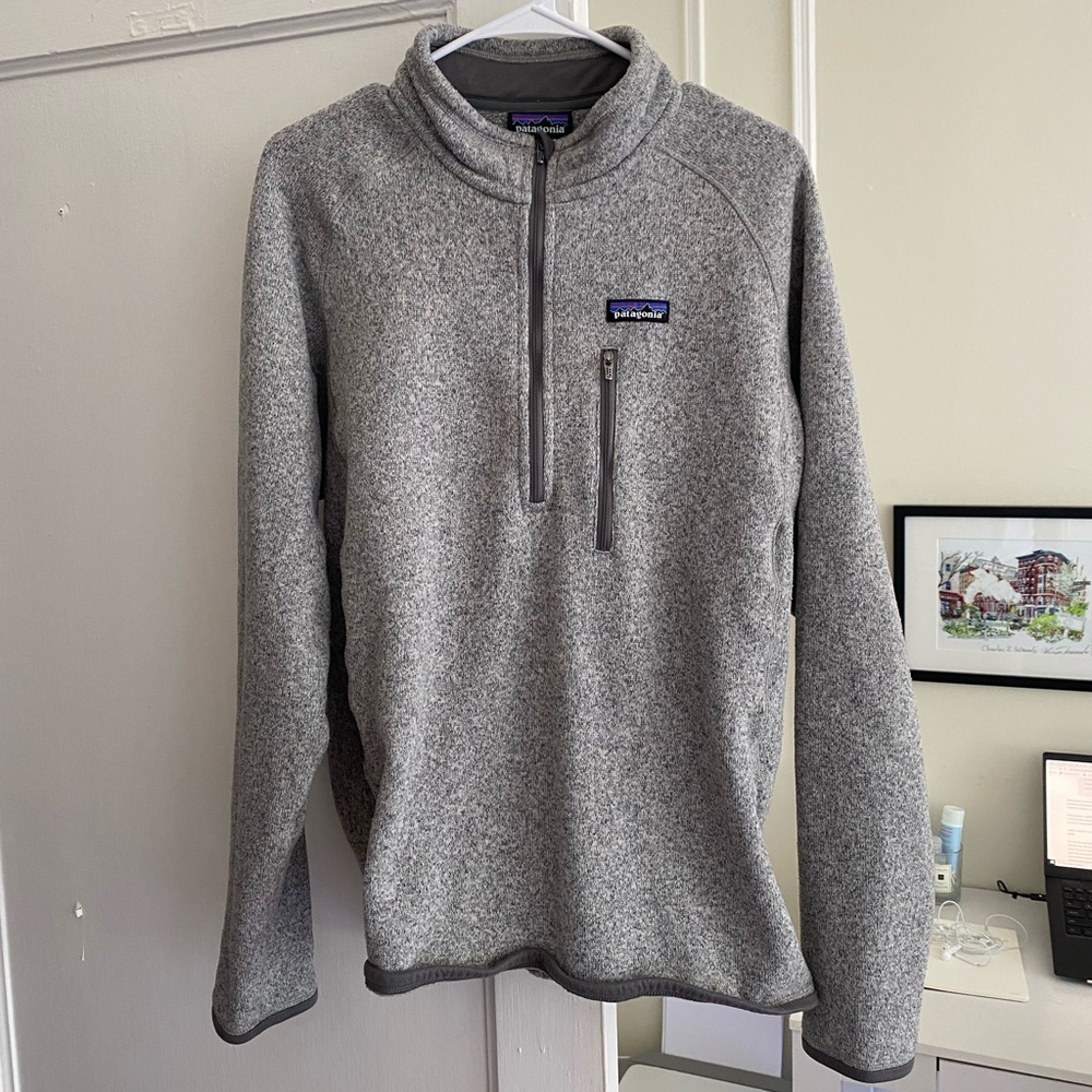 A 100% recycled polyester stonewash grey 1/4-zip Patagonia jacket. Regular fit.